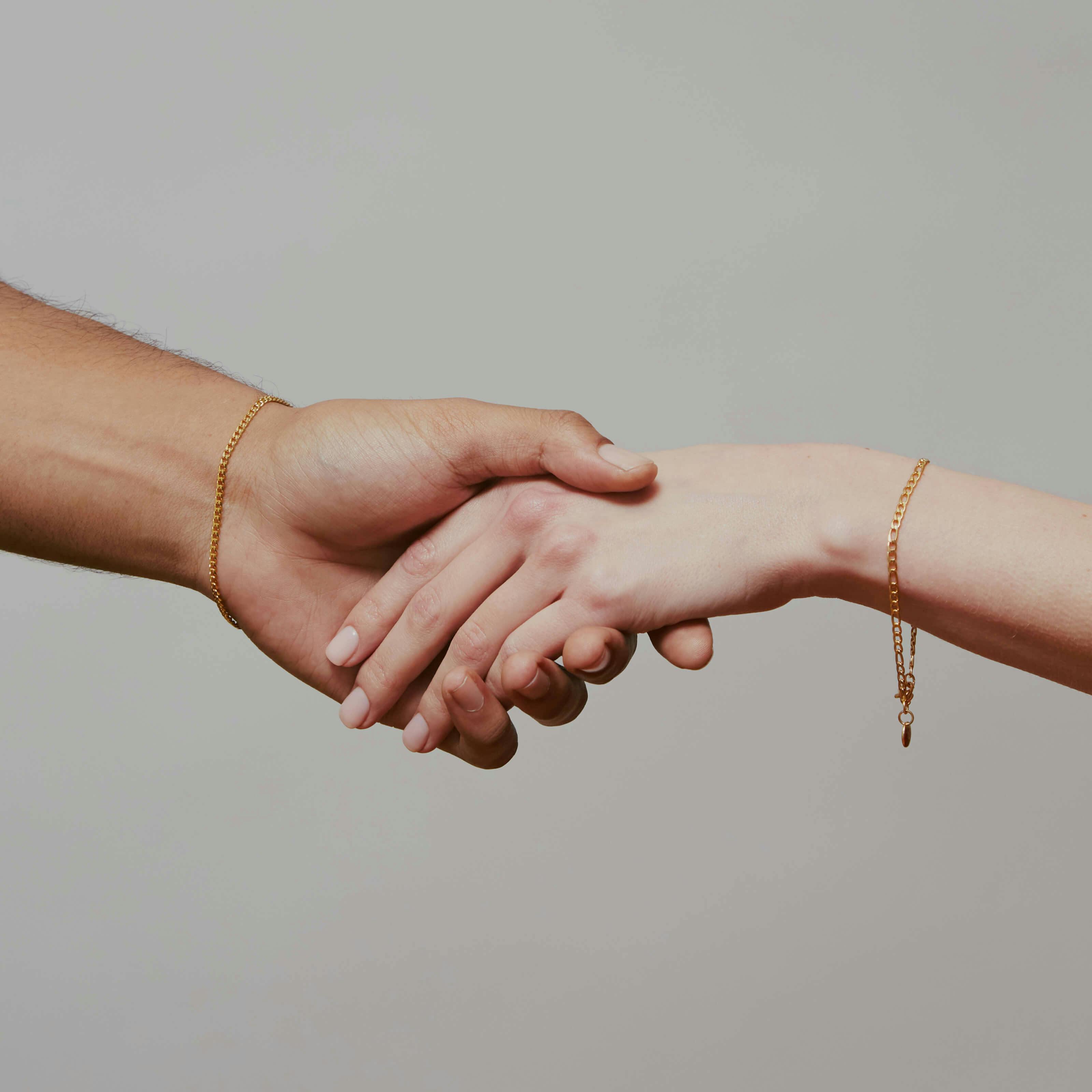 Poet bracelet (Gold) on model